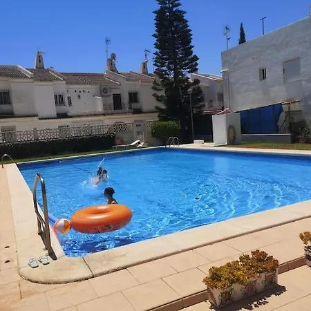 Lovely 1 Bed With Pool Near Amenities. Lejlighed