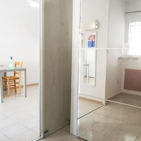 Lejlighed Lovely 1 Bed With Pool Near Amenities.