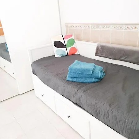 Lovely 1 Bed With Pool Near Amenities. Lejlighed