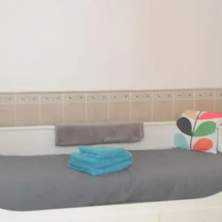 Lovely 1 Bed With Pool Near Amenities. Lägenhet *