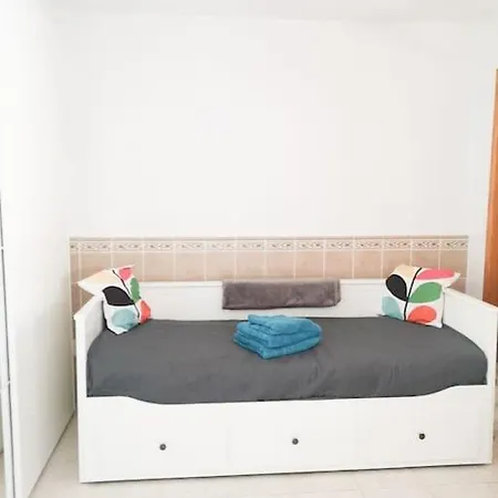 Lovely 1 Bed With Pool Near Amenities. Lägenhet *