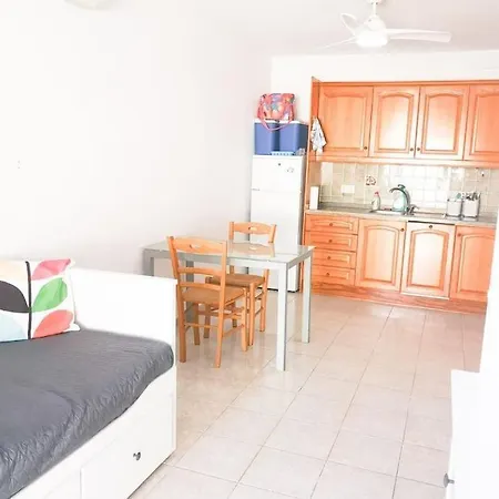 Lovely 1 Bed With Pool Near Amenities. Lägenhet