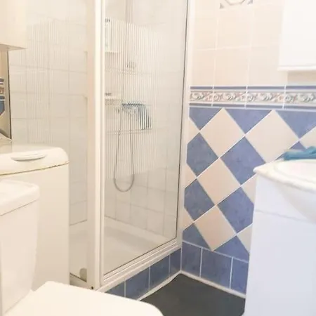 Lovely 1 Bed With Pool Near Amenities. Lägenhet